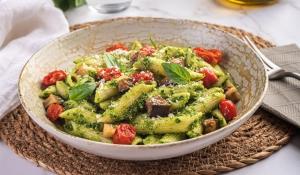 Pasta amb pesto de kale, albergínia i tomàquets